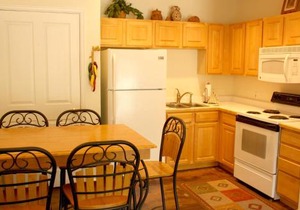 Pinecreek #I - 1 BR - Close to Town - Shuttle to Slopes - Pool and Hot Tub Access