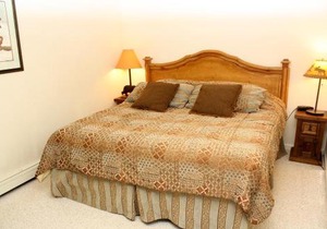 Pinecreek #I - 1 BR - Close to Town - Shuttle to Slopes - Pool and Hot Tub Access