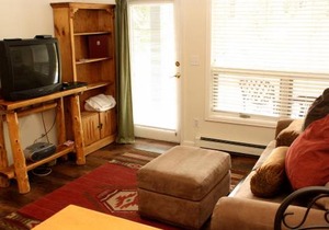 Pinecreek #I - 1 BR - Close to Town - Shuttle to Slopes - Pool and Hot Tub Access