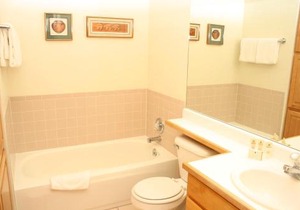 Pinecreek #I - 3 BR - Private Hot Tub - Close to Town - Shuttle to Slopes