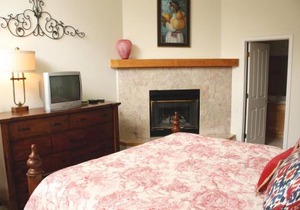 Pinecreek #I - 3 BR - Private Hot Tub - Close to Town - Shuttle to Slopes