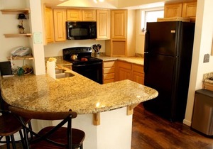 Pinecreek #I - 3 BR - Private Hot Tub - Close to Town - Shuttle to Slopes