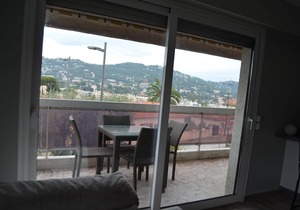 Pleasant apartment with open view near Cannes