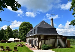 Pleasant Cottage in Asnières with Terrace