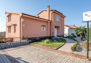 Plush Apartment in Rijeka with Hot Tub and near the Sea