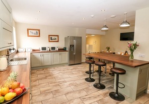 POACHER'S ARMS, family friendly, with a garden in Hope