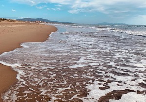 Podere L'Orsinghi in Ravi mit fantastischer Aussicht auf die Hügel der Maremma, Schwimmbad und Garten. Haustiere erlaubt. Kinderfreundlich