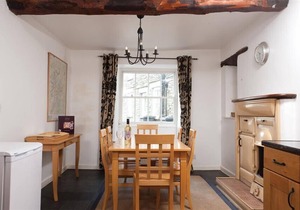 POLLYS COTTAGE, pet friendly, with open fire in Elterwater