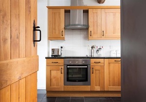 POLLYS COTTAGE, pet friendly, with open fire in Elterwater