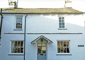 POLLYS COTTAGE, pet friendly, with open fire in Elterwater