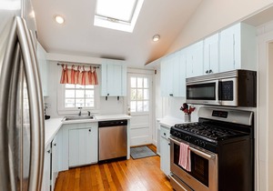Popponesset-3 Bed, 1 bath, Sleeps 6, A/C, outdoor shower. Walk to Bluff beach