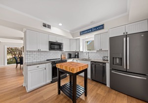 Popular Spinnaker Beach House! Close to Beach! Golf Course Views! Pet Friendly! Amenity Cards!