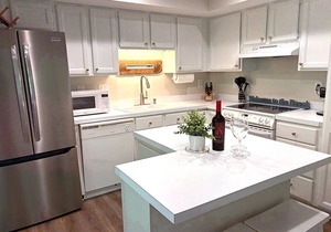 Popular Spinnaker Beach House! Close to Beach! Amenity Cards!