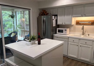 Popular Spinnaker Beach House! Close to Beach! Amenity Cards!
