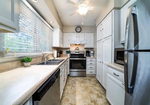 Popular Tarpon Pond Cottage w/Screened Porch! Great Location! Pet Friendly!