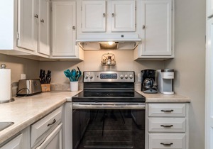 Popular Tarpon Pond Cottage w/Screened Porch! Great Location! Pet Friendly!