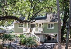 Popular Tarpon Pond Cottage w/Screened Porch! Great Location! Pet Friendly!