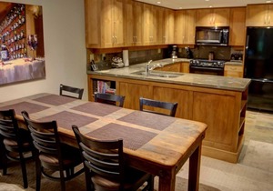 Powderhorn Newly Renovated, 3 Bedroom Condo, Minutes from Slope