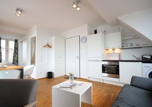 Pretty 1-room top floor apartment with sheltered loggia - 100 m to the beach!