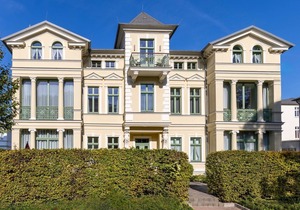 Pretty attic apartment with sunny balcony in Kaiserbad Heringsdorf - Villa