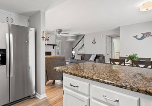 Pretty home w/deck in family-friendly community w/pool - 1 block from the ocean