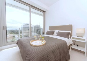 Pride Fawkner Apt Bay-view (LXII) *PARKING+POOL/GYM 55' Smart TV Netflix & Foxtel