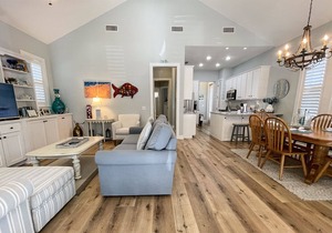 Pristine Cottage Near Rosemary Beach ~ 2 King Masters ~ 4 Bikes ~ Self Check-In