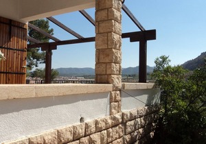 Privacy and well connected, light amplitude and landscape.