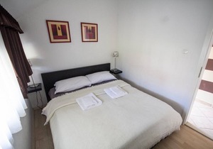 Privacy in the centre of events