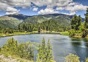 Private 2-Acre Retreat with MTN Views, Walk to River