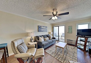 Private Balcony Overlooking Pool Beautiful Condo
