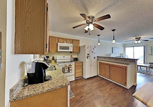Private Balcony Overlooking Pool Beautiful Condo