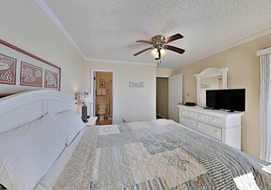 Private Balcony Overlooking Pool Beautiful Condo