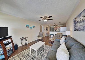 Private Balcony Overlooking Pool Beautiful Condo