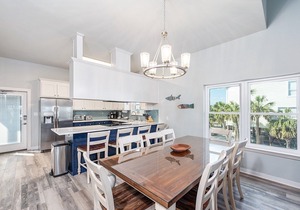 PRIVATE HEATED POOL, PRIVATE BEACH ACCESS, BOAT & BAY ACCESS, VOLLEY/PICKLEBALL!