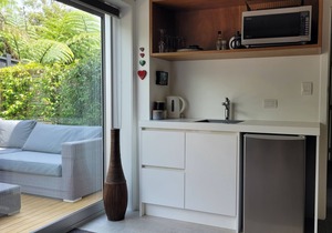 Private Oakura Beach Apartment
