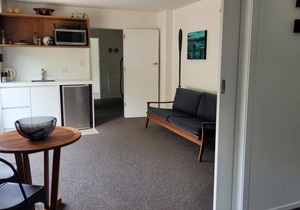 Private Oakura Beach Apartment