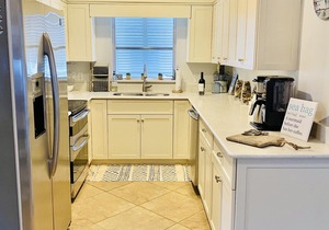 Private Pool and Lanai! Walking distance to Vanderbilt Beach!