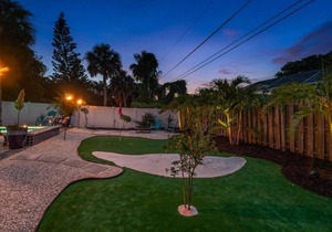 Private Pool and Lanai! Walking distance to Vanderbilt Beach!