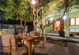 Putzu Idu 10 meters from the beach with 4 rooms and garden for 10 people. Wifi