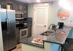 Quaint Condo Centrally located to EXCITING Activities in Baytowne Wharf!