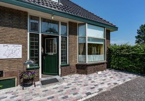 Quaint Holiday Home in Friesland by the Lake