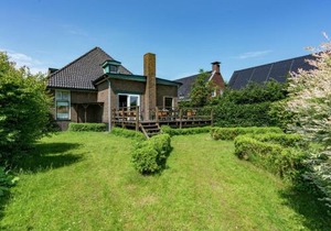 Quaint Holiday Home in Friesland by the Lake