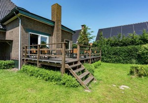 Quaint Holiday Home in Friesland by the Lake
