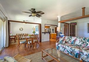 Quaint Island Charm Right On the Beach! Secluded & Laidback Seaside Retreat