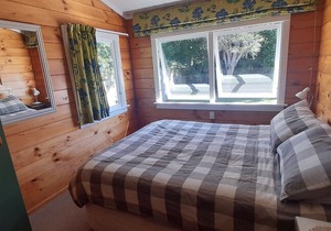 Quaint Lockwood River Cottage