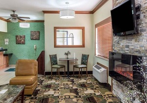Quality Inn at Collins Road - Cedar Rapids