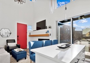 Quarry A17 - Stunning Quarry Unit! Sleeps 6! Communal Pool, Hot Tub, Gym & More!