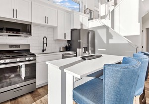 Quarry A17 - Stunning Quarry Unit! Sleeps 6! Communal Pool, Hot Tub, Gym & More!