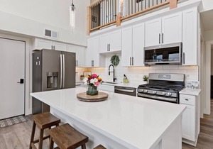 Quarry B10 - Stunning Quarry unit w/ access to community pool, spa , gym & more!